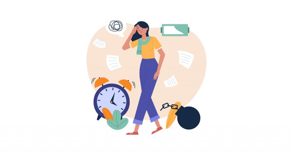 Illustration d’une femme fatiguée entourée d’un réveil, de papiers et d’une batterie vide, représentant la surcharge et le besoin d’ancrage énergétique.